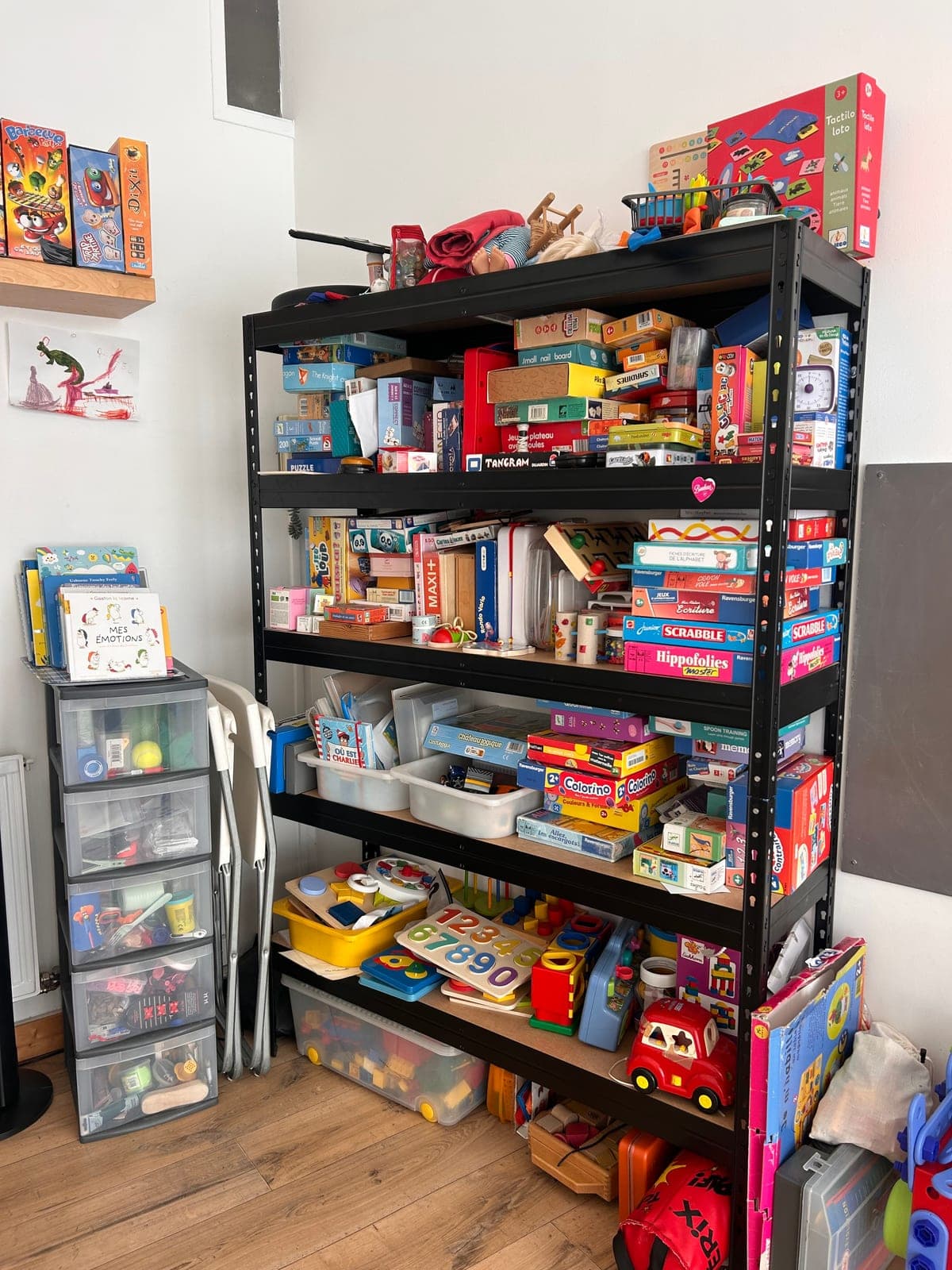 Les étagères de jeux, rangées à hauteur d'enfant