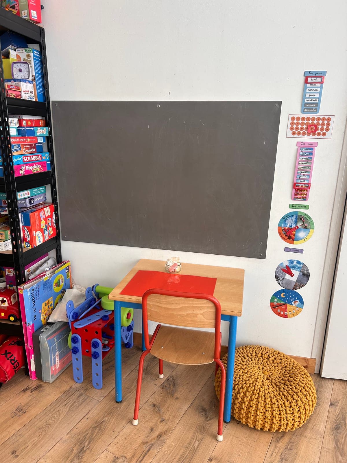 Le coin tableau, une petite table et une chaise d'écolier